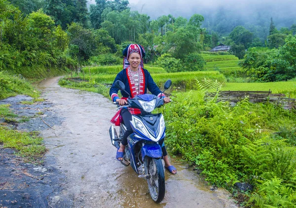 Ha Giang, Vietnam - Ekim 14: Kırmızı Dao azınlık Ha Giang Vietnam üzerinde 14 Eylül 2018 yakınlarındaki bir kasabada'kadın. Kırmızı Dao Vietnam 54 etnik gruplarından biridir