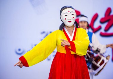 Andong, Kore - Ekim 01: Andong Güney Kore, geleneksel Kore Maskdance üzerinde 01 Ekim 2018 gerçekleştirme aktör, Maskdance Festivali Andong içinde her yıl düzenlenen