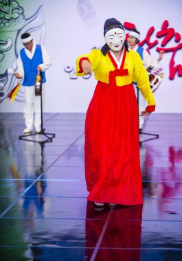 Andong, Kore - Ekim 01: traditinal Andong Güney Kore, Kore Maskdance üzerinde 01 Ekim 2018 gerçekleştirme aktörler, Maskdance Festivali Andong içinde her yıl düzenlenen