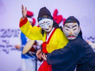 Andong, Kore - Ekim 01: traditinal Andong Güney Kore, Kore Maskdance üzerinde 01 Ekim 2018 gerçekleştirme aktörler, Maskdance Festivali Andong içinde her yıl düzenlenen