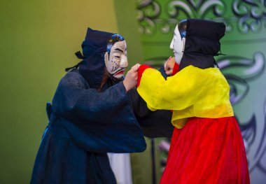 Andong, Kore - Ekim 01: traditinal Andong Güney Kore, Kore Maskdance üzerinde 01 Ekim 2018 gerçekleştirme aktörler, Maskdance Festivali Andong içinde her yıl düzenlenen