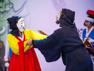 Andong, Kore - Ekim 01: traditinal Andong Güney Kore, Kore Maskdance üzerinde 01 Ekim 2018 gerçekleştirme aktörler, Maskdance Festivali Andong içinde her yıl düzenlenen