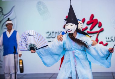 Andong, Kore - Ekim 01: traditinal Andong Güney Kore, Kore Maskdance üzerinde 01 Ekim 2018 gerçekleştirme aktörler, Maskdance Festivali Andong içinde her yıl düzenlenen