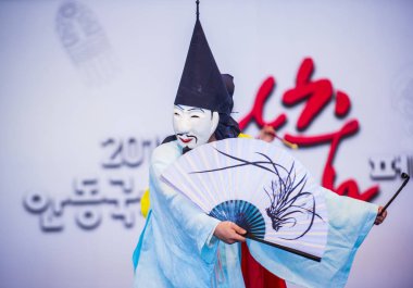 Andong, Kore - Ekim 01: traditinal Andong Güney Kore, Kore Maskdance üzerinde 01 Ekim 2018 gerçekleştirme aktör, Maskdance Festivali Andong içinde her yıl düzenlenen