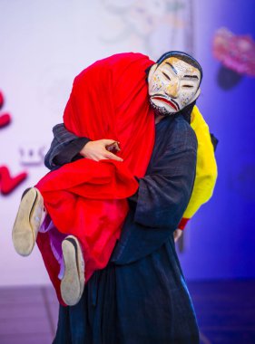 Andong, Kore - Ekim 01: traditinal Andong Güney Kore, Kore Maskdance üzerinde 01 Ekim 2018 gerçekleştirme aktörler, Maskdance Festivali Andong içinde her yıl düzenlenen