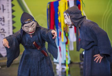 Andong, Kore - Ekim 01: traditinal Andong Güney Kore, Kore Maskdance üzerinde 01 Ekim 2018 gerçekleştirme aktörler, Maskdance Festivali Andong içinde her yıl düzenlenen