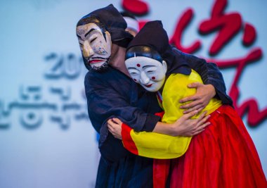 Andong, Kore - Ekim 01: traditinal Andong Güney Kore, Kore Maskdance üzerinde 01 Ekim 2018 gerçekleştirme aktörler, Maskdance Festivali Andong içinde her yıl düzenlenen