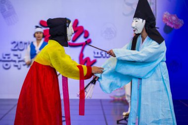 Andong, Kore - Ekim 01: traditinal Andong Güney Kore, Kore Maskdance üzerinde 01 Ekim 2018 gerçekleştirme aktörler, Maskdance Festivali Andong içinde her yıl düzenlenen