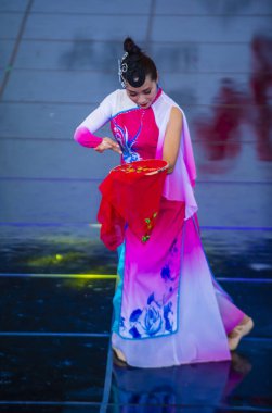 Andong, Kore - Ekim 01: Üzerinde 01 Ekim 2018 Andong Güney Kore'de düzenlenen Maskdance Festivali Çin dansçılar gerçekleştirmek
