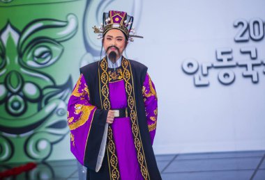 Andong, Kore - Ekim 01: Üzerinde 01 Ekim 2018 Andong Güney Kore'de düzenlenen Maskdance Festivali Çin dansçılar gerçekleştirmek