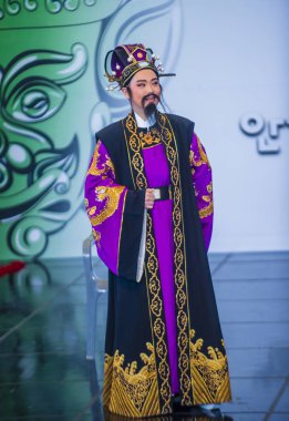 Andong, Kore - Ekim 01: Üzerinde 01 Ekim 2018 Andong Güney Kore'de düzenlenen Maskdance Festivali Çin dansçılar gerçekleştirmek