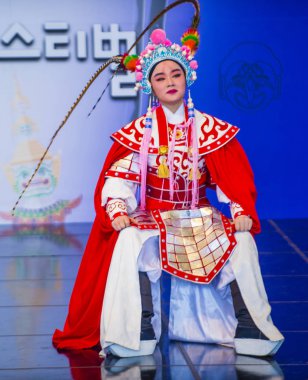 Andong, Kore - Ekim 01: Üzerinde 01 Ekim 2018 Andong Güney Kore'de düzenlenen Maskdance Festivali Çin dansçılar gerçekleştirmek