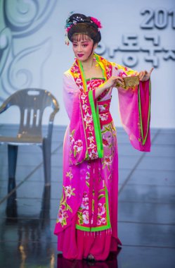 Andong, Kore - Ekim 01: Üzerinde 01 Ekim 2018 Andong Güney Kore'de düzenlenen Maskdance Festivali Çin dansçılar gerçekleştirmek