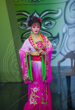 Andong, Kore - Ekim 01: Üzerinde 01 Ekim 2018 Andong Güney Kore'de düzenlenen Maskdance Festivali Çin dansçılar gerçekleştirmek