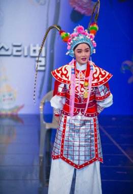 Andong, Kore - Ekim 01: Üzerinde 01 Ekim 2018 Andong Güney Kore'de düzenlenen Maskdance Festivali Çin dansçılar gerçekleştirmek