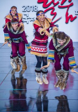Andong, Kore - Ekim 02: Üzerinde 02 Ekim 2018 Andong Güney Kore'de düzenlenen Uluslararası Maskdance Festivali'nde halk Ensemble Yakutya Gulun Rusya'dan dansçılar gerçekleştirmek