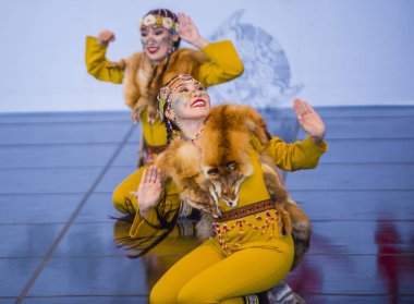 Andong, Kore - Ekim 02: Üzerinde 02 Ekim 2018 Andong Güney Kore'de düzenlenen Uluslararası Maskdance Festivali'nde halk Ensemble Yakutya Gulun Rusya'dan dansçılar gerçekleştirmek