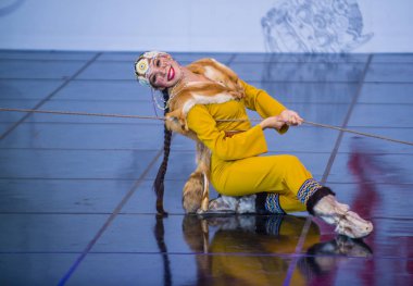 Andong, Kore - Ekim 02: dansçı halk Ensemble Gulun, Yakutya Kuzey Rusya gerçekleştirmek üzerinde 02 Ekim 2018 Andong Güney Kore'de düzenlenen Uluslararası Maskdance Festivali