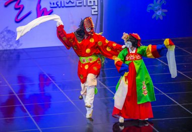 Andong, Kore - Ekim 01: traditinal Andong Güney Kore, Kore Maskdance üzerinde 01 Ekim 2018 gerçekleştirme aktörler, Maskdance Festivali Andong içinde her yıl düzenlenen