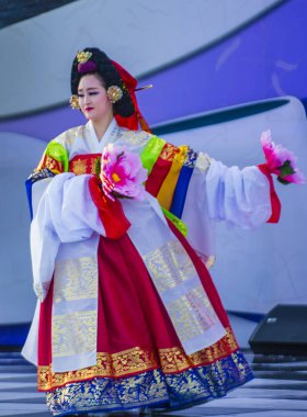 Andong, Kore - Ekim 02: Kore Halk dansçı gerçekleştirmek Andong Güney Kore'de Maskdance Festivali'nde üzerinde 02 Ekim 2018