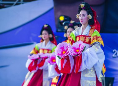 Andong, Kore - Ekim 02: Kore Halk dansçılar Andong Güney Kore'de Maskdance Festivali'nde üzerinde 02 Ekim 2018 gerçekleştirmek