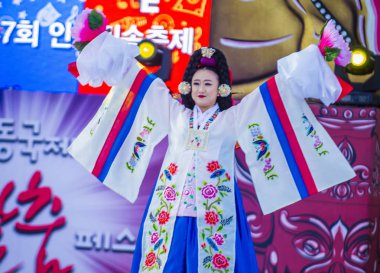 Andong, Kore - Ekim 02: Kore Halk dansçı gerçekleştirmek Andong Güney Kore'de Maskdance Festivali'nde üzerinde 02 Ekim 2018