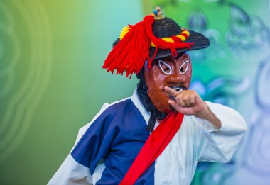 Andong, Kore - Ekim 01: Andong Güney Kore, geleneksel Kore Maskdance üzerinde 01 Ekim 2018 gerçekleştirme aktör, Maskdance Festivali Andong içinde her yıl düzenlenen