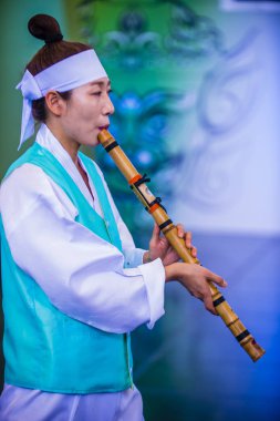 Andong, Kore - Ekim 01: Andong Güney Kore, geleneksel Kore Maskdance üzerinde 01 Ekim 2018 gerçekleştirme aktör, Maskdance Festivali Andong içinde her yıl düzenlenen