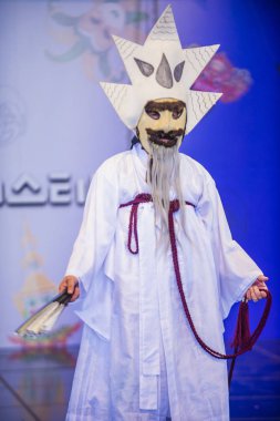 Andong, Kore - Ekim 01: Andong Güney Kore, geleneksel Kore Maskdance üzerinde 01 Ekim 2018 gerçekleştirme aktör, Maskdance Festivali Andong içinde her yıl düzenlenen