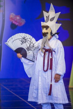 Andong, Kore - Ekim 01: Andong Güney Kore, geleneksel Kore Maskdance üzerinde 01 Ekim 2018 gerçekleştirme aktör, Maskdance Festivali Andong içinde her yıl düzenlenen