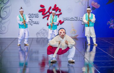 Andong, Kore - Ekim 01: traditinal Andong Güney Kore, Kore Maskdance üzerinde 01 Ekim 2018 gerçekleştirme aktörler, Maskdance Festivali Andong içinde her yıl düzenlenen