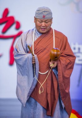 Andong, Kore - Ekim 01: Andong Güney Kore, geleneksel Kore Maskdance üzerinde 01 Ekim 2018 gerçekleştirme aktör, Maskdance Festivali Andong içinde her yıl düzenlenen