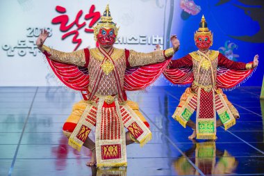 Andong, Kore - Ekim 01: maske dans festivali traditinal Tay Khon dansta Andong Güney Kore'de üzerinde 01 Ekim 2018 gerçekleştirme Tay dansçılar 
