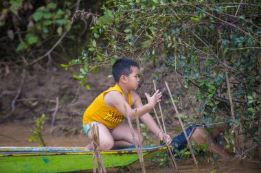 Luang Prabang, Laos - Ağustos 12: Laos balıkçı Luang Prabang Laos Mekong üzerinde 12 Ağustos 2018, Mekong Nehri, Asya'nın en uzun nehir biridir