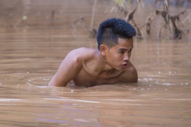 Luang Prabang, Laos - Ağustos 12: Laos balıkçı Luang Prabang Laos Mekong üzerinde 12 Ağustos 2018, Mekong Nehri, Asya'nın en uzun nehir biridir