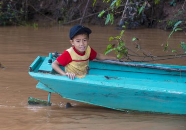 Luang Prabang, Laos - Ağustos 12: Laos balıkçı Luang Prabang Laos Mekong üzerinde 12 Ağustos 2018, Mekong Nehri, Asya'nın en uzun nehir biridir