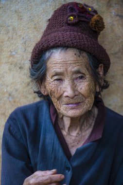 Bam Phoansa At, Laos - Ağustos 14: Bam Phoansa At, köyden Laos üzerinde 14 Ağustos 2018 Laos yaşlı kadın. Laos hayatımızda köylerde nüfusun neredeyse yüzde 70'i 