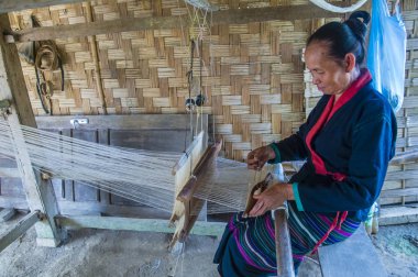 Luang Prabang, Laos - Ağustos 14: Laos weaver Luang Prabang Laos üzerinde 14 Ağustos 2018 yakınlarındaki bir kasabada. Laos hayatımızda köylerde nüfusun neredeyse yüzde 70'i 