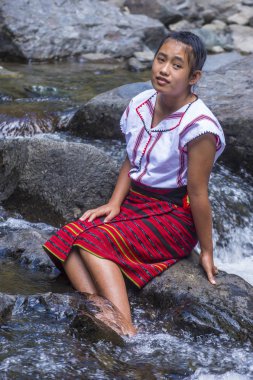 Batad, Filipinler - Mayıs 02: Batad üzerinde 02 Mayıs 2018 Türkiye bir şelale yakınındaki Ifugao azınlık kızdan. Kuzey Filipinler dağların çoğunlukla canlı Ifugao azınlık