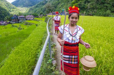 Banaue, Filipinler - Mayıs 02: Azınlık Ifugao pirinç terasları Banaue Türkiye üzerinde 02 Mayıs 2018 yılında yakınındaki kadınlar. Kuzey Filipinler dağların çoğunlukla canlı Ifugao azınlık