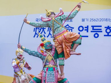 Seoul - 11 Mayıs: Geleneksel Tay dansçılar bir kültür performans Lotus Lantern Festivali Seul, Kore üzerinde 11 Mayıs 2018 sırasında festivalin bir Buda'nın Doğum kutlamasıdır
