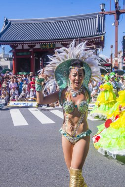 Tokyo - Ağustos 25: Katılımcı Asakusa samba karnaval Tokyo Japonya üzerinde 25 Ağustos 2018. Büyük Kuzey yarımkürede türünün Asakusa samba karnaval. 