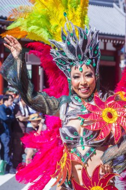Tokyo - Ağustos 25: Katılımcı Asakusa samba karnaval Tokyo Japonya üzerinde 25 Ağustos 2018. Büyük Kuzey yarımkürede türünün Asakusa samba karnaval. 