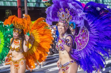 Tokyo - Ağustos 25: Katılımcılar Tokyo Japonya üzerinde 25 Ağustos 2018 Asakusa samba karnaval. Büyük Kuzey yarımkürede türünün Asakusa samba karnaval. 