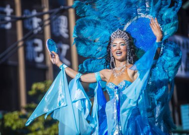 Tokyo - Ağustos 25: Katılımcı Asakusa samba karnaval Tokyo Japonya üzerinde 25 Ağustos 2018. Büyük Kuzey yarımkürede türünün Asakusa samba karnaval. 