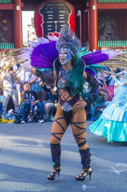 Tokyo - Ağustos 25: Katılımcı Asakusa samba karnaval Tokyo Japonya üzerinde 25 Ağustos 2018. Büyük Kuzey yarımkürede türünün Asakusa samba karnaval. 