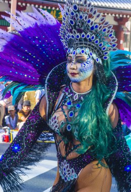 Tokyo - Ağustos 25: Katılımcı Asakusa samba karnaval Tokyo Japonya üzerinde 25 Ağustos 2018. Büyük Kuzey yarımkürede türünün Asakusa samba karnaval. 
