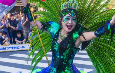 Tokyo - Ağustos 25: Katılımcı Asakusa samba karnaval Tokyo Japonya üzerinde 25 Ağustos 2018. Büyük Kuzey yarımkürede türünün Asakusa samba karnaval. 