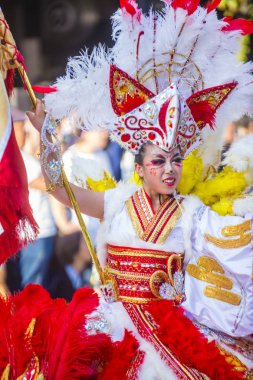 Tokyo - Ağustos 25: Katılımcı Asakusa samba karnaval Tokyo Japonya üzerinde 25 Ağustos 2018. Büyük Kuzey yarımkürede türünün Asakusa samba karnaval. 