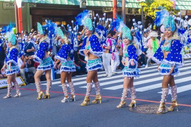 Tokyo - Ağustos 25: Katılımcılar Tokyo Japonya üzerinde 25 Ağustos 2018 Asakusa samba karnaval. Büyük Kuzey yarımkürede türünün Asakusa samba karnaval. 
